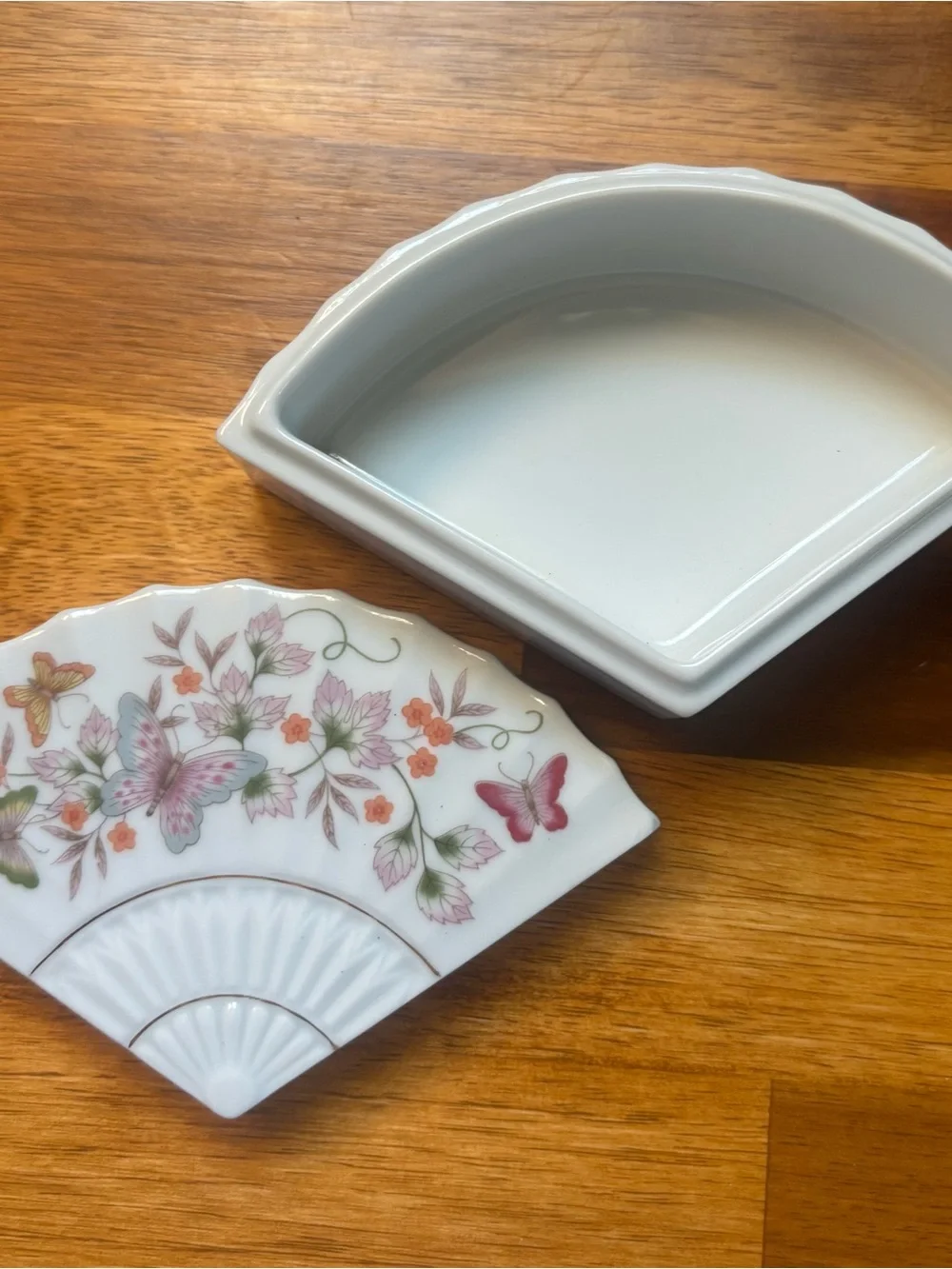 1980 Avon Porcelain “Butterfly Fantasy” trinket box Vintage